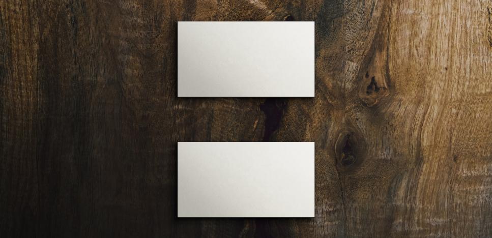 Tarjetas sobre una mesa